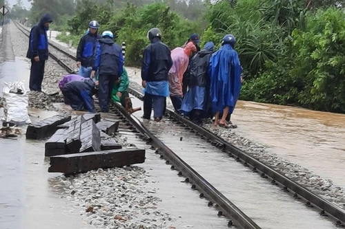 Đường sắt Bắc- Nam thông tuyến trở lại sau nhiều ngày tê liệt vì mưa lũ