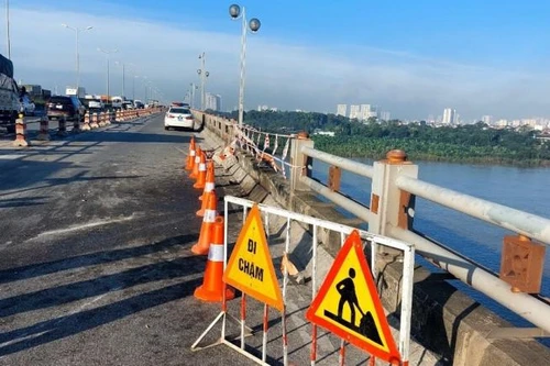 Xe container rơi xuống sông Hồng: Không lan can cầu nào chịu được cú đâm quá mạnh