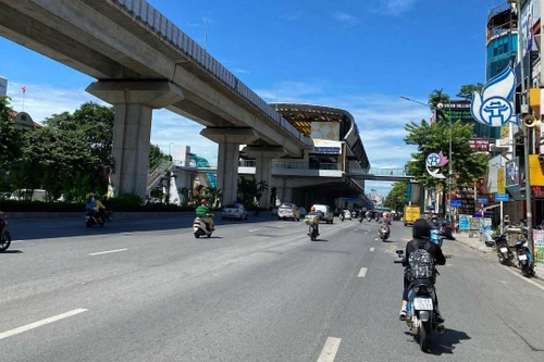 Tháo bỏ dải phân cách phân làn trên đường Nguyễn Trãi