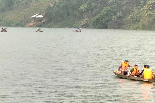 Thuyền chở 7 người trên sông Lô bị lật, 1 người chết, 2 người mất tích