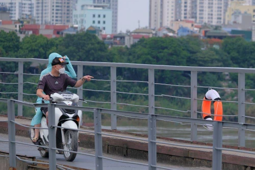 Thực hư hàng loạt phao cứu sinh lắp trên các cây cầu qua sông Hồng bị mất