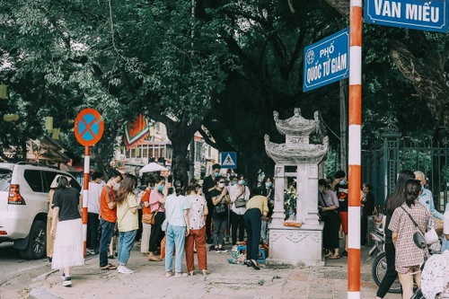 Xe máy tiếp tục được đi hai chiều trên phố Quốc Tử Giám