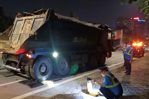 Chở hàng quá tải trọng, hai tài xế và chủ xe bị phạt gần 250 triệu đồng