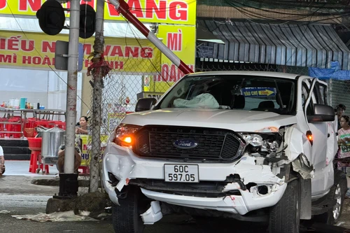 Xe bán tải cố vượt qua đường ray bị tàu hoả đâm, hai người tử vong