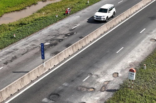 Đường Lộ Tẻ- Rạch Sỏi vẫn đầy ổ gà chưa được khắc phục kịp thời