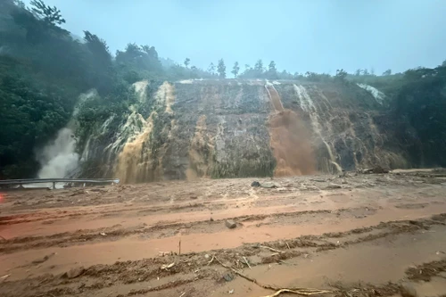 Bắc bộ se lạnh về đêm và sáng, Trung bộ đang mưa sầm sập