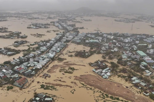 Đi tìm nguyên nhân khiến mưa lũ liên tiếp phá kỷ lục ở Trung bộ