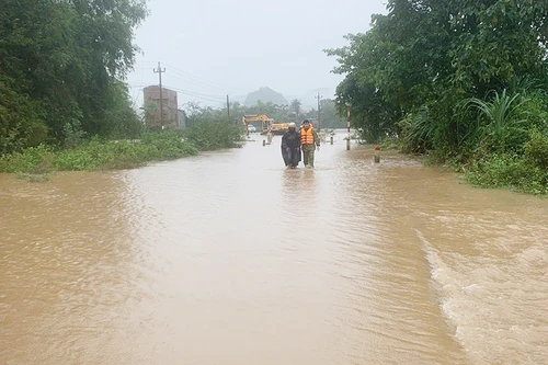Mưa to gió lớn ở Trung bộ, Biển Đông có thể đón bão số 7 vào cuối tuần
