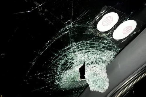 Ô tô "ăn" nửa viên gạch trên cao tốc Hà Nội-Thái Nguyên vỡ tan kính 