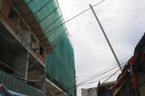 Thanh sắt "khủng" rơi từ công trình xây dựng, 2 mẹ con thoát chết trong gang tấc