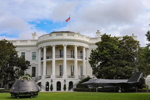 [ẢNH] Bất ngờ lớn khi tiêm kích F-35 "hạ cánh" ngay trong khuôn viên Nhà Trắng