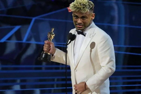 [ẢNH] Cư dân mạng chế ảnh trao tượng vàng diễn xuất cho "thánh ăn vạ" Neymar