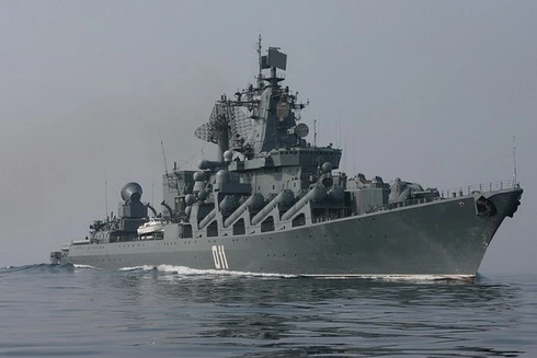 [ẢNH] Tuần dương hạm Slava của Nga bị xếp "chiếu dưới" so với Type 055 Trung Quốc