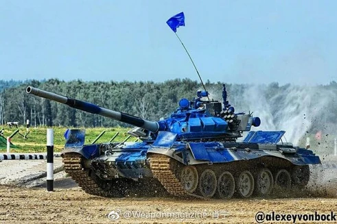 [ẢNH] Xe tăng T-72B3 long cả tháp pháo sau phần thi vượt chướng ngại vật