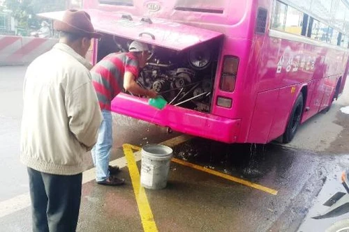 Chen lấn thoát khỏi ô tô khách bốc cháy, 2 cụ bà bị thương