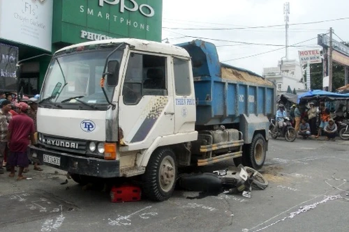 Xe tải cuốn xe máy vào gầm, 1 người tử vong