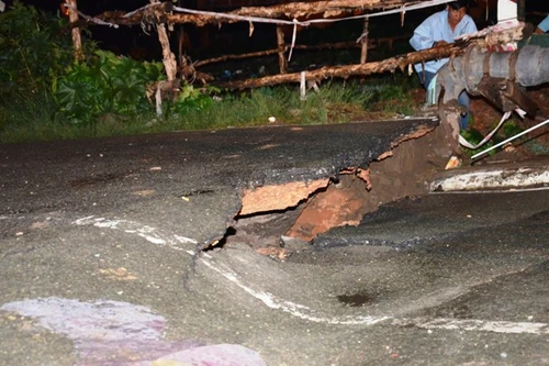 Mố cầu sụt lún nghiêm trọng, giao thông bị phong tỏa