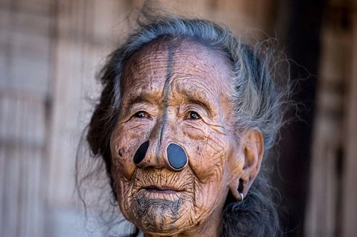 Lạ lùng tục "cắm mũi" có một không hai của phụ nữ Apatani, Ấn Độ