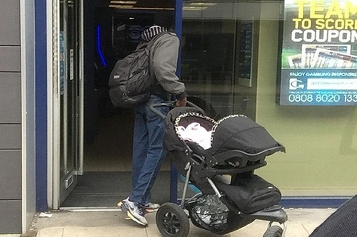 Bị cảnh sát "sờ gáy" vì rao bán con trong trung tâm thương mại