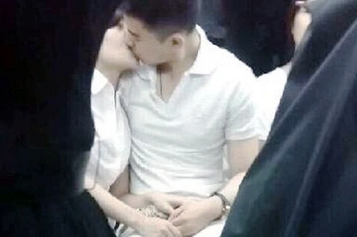 Cư dân mạng Trung Quốc "dậy sóng" vì cặp đôi "thân mật quá đà" trên tàu điện ngầm