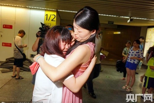 Thương cảm cảnh mẹ "bán những cái ôm" cứu con bị ung thư máu