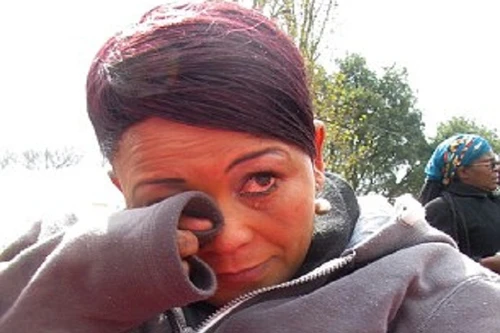 Người phụ nữ khốn khổ nơi công cộng vì... vòng 3 quá khổ