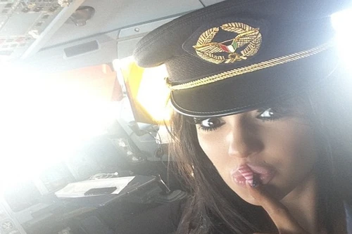 Phi công mời người mẫu khiêu dâm vào buồng lái "dự tiệc sexy"