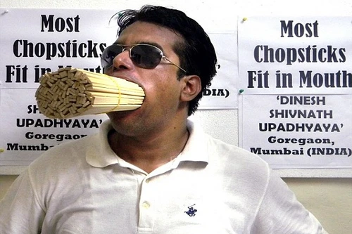 Người đàn ông có khoang miệng khổng lồ