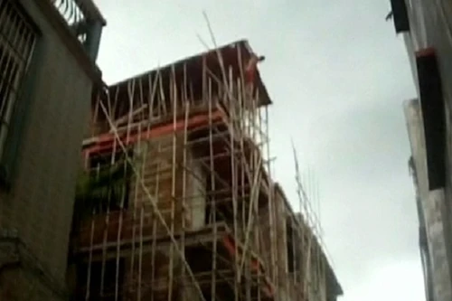 Thanh niên "ngáo đá" "bay như chim" từ nhà 4 tầng xuống đất