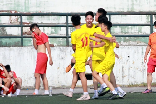 [ẢNH] 5 phút cuối thua 2 bàn, cựu vô địch THPT Lomonoxop tự làm khó mình