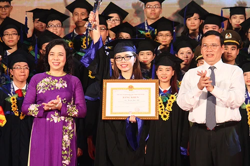Hà Nội tuyên dương 100 thủ khoa tốt nghiệp đại học
