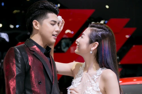 ​ Á hậu Tú Anh tình tứ bên Noo Phước Thịnh ​ ​