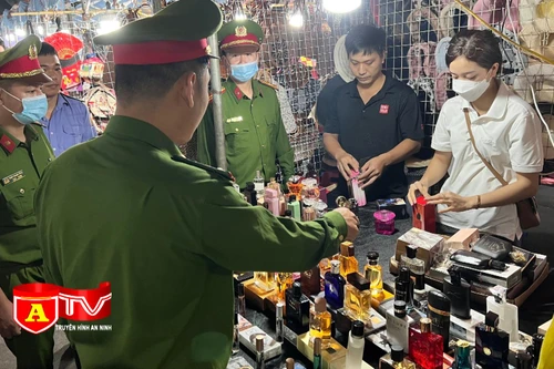 Thu giữ hàng trăm chai nước hoa giả mạo nhãn hiệu tại chợ đêm phố cổ