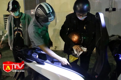 Tạm giữ 15 thanh thiếu niên càn quấy trên phố