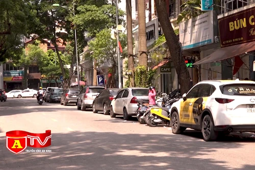  Lộn xộn tình trạng giao thông tại tuyến phố đỗ xe theo ngày chẵn, lẻ