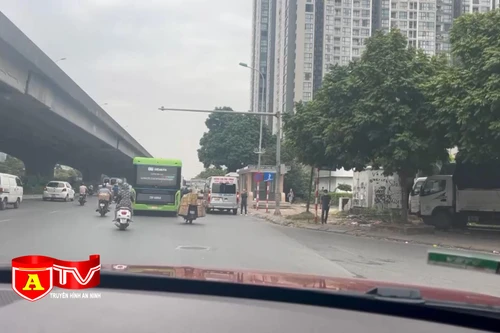 Cuối năm “xe dù bến cóc” lại nóng…