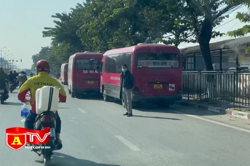 Nóng nạn xe khách bỏ bến ra ngoài "chạy dù"