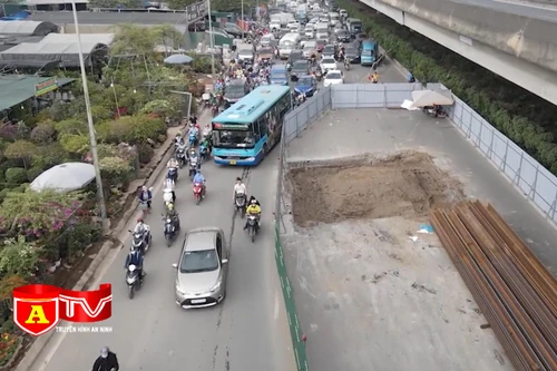 Cần làm rõ trách nhiệm các đơn vị thi công quây tôn rào chắn đường