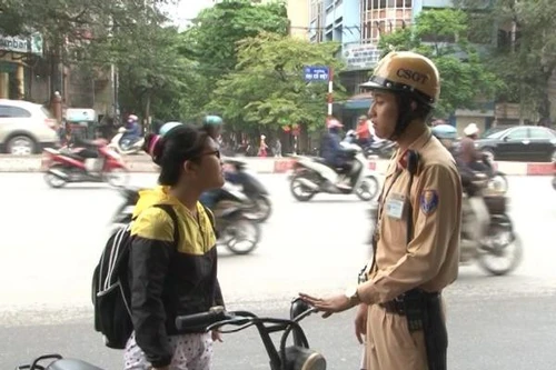 Xử lý gần 1000 trường hợp vi phạm không đội mũ bảo hiểm