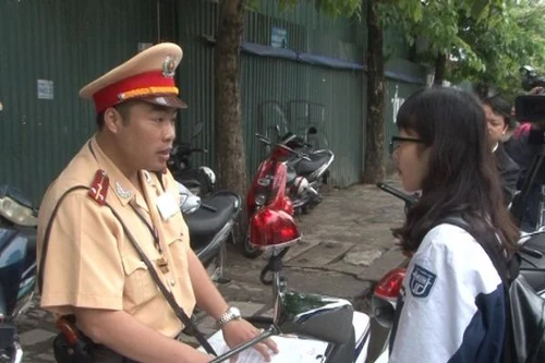 CATP Hà Nội ra quân xử lý hành vi không đội mũ bảo hiểm đối với trẻ em 