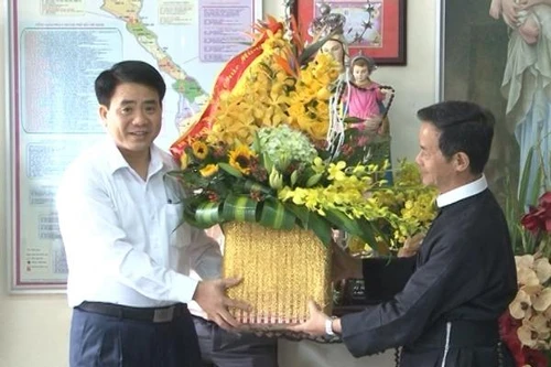 Giám đốc CATP Hà Nội chúc mừng linh mục bề trên Trịnh Ngọc Hiên