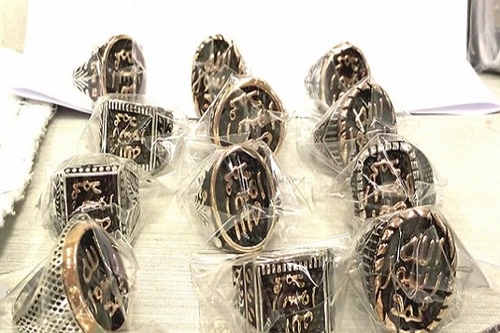 Isarel bắt giữ lô hàng 120 chiếc nhẫn mang logo IS