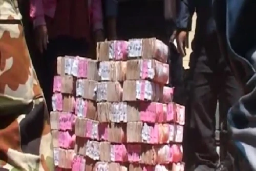 Video cảnh sát Nepal tìm thấy 25 triệu rupee dưới đống đổ nát