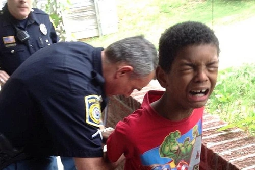 Nhờ cảnh sát còng tay - "chiêu độc" dạy con của một người Mỹ