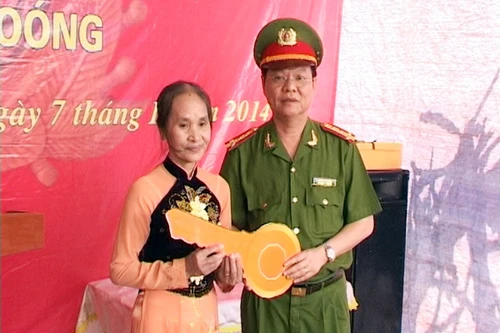 Trao nhà tình nghĩa tặng thân nhân gia đình liệt sỹ Trần Đình Coóng