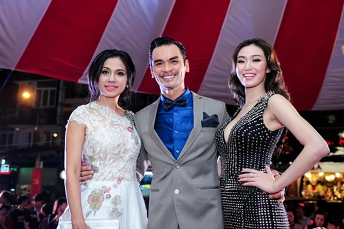 Bỏ mặc Việt Trinh, Khánh My - Đức Hải tình tứ hôn nhau