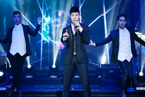 Vượt nỗi buồn "mất của", Nathan Lee "cháy" hết mình cùng khán giả 