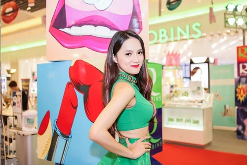 Hương Giang Idol khéo léo khoe eo thon tham gia tuần lễ làm đẹp