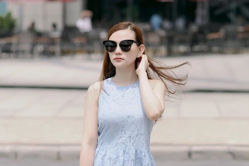 Ca sĩ Thu Thủy sành điệu với phong cách thời trang dạo phố