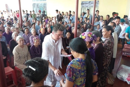 Đàm Vĩnh Hưng bất ngờ trước tình cảm của người dân Hà Tĩnh